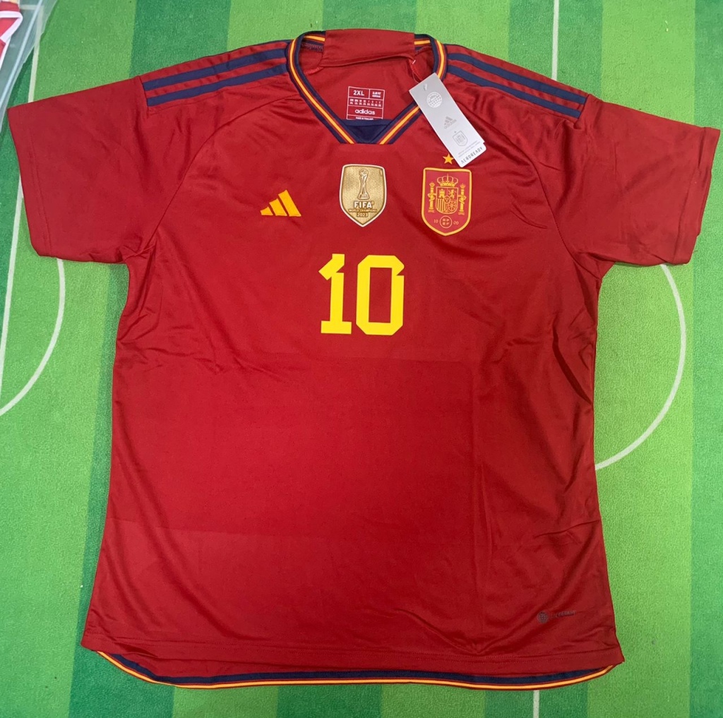 Oficial: Ya puedes pedir la camiseta de España con la escarapela de  campeonas del mundo – El Partido de Manu